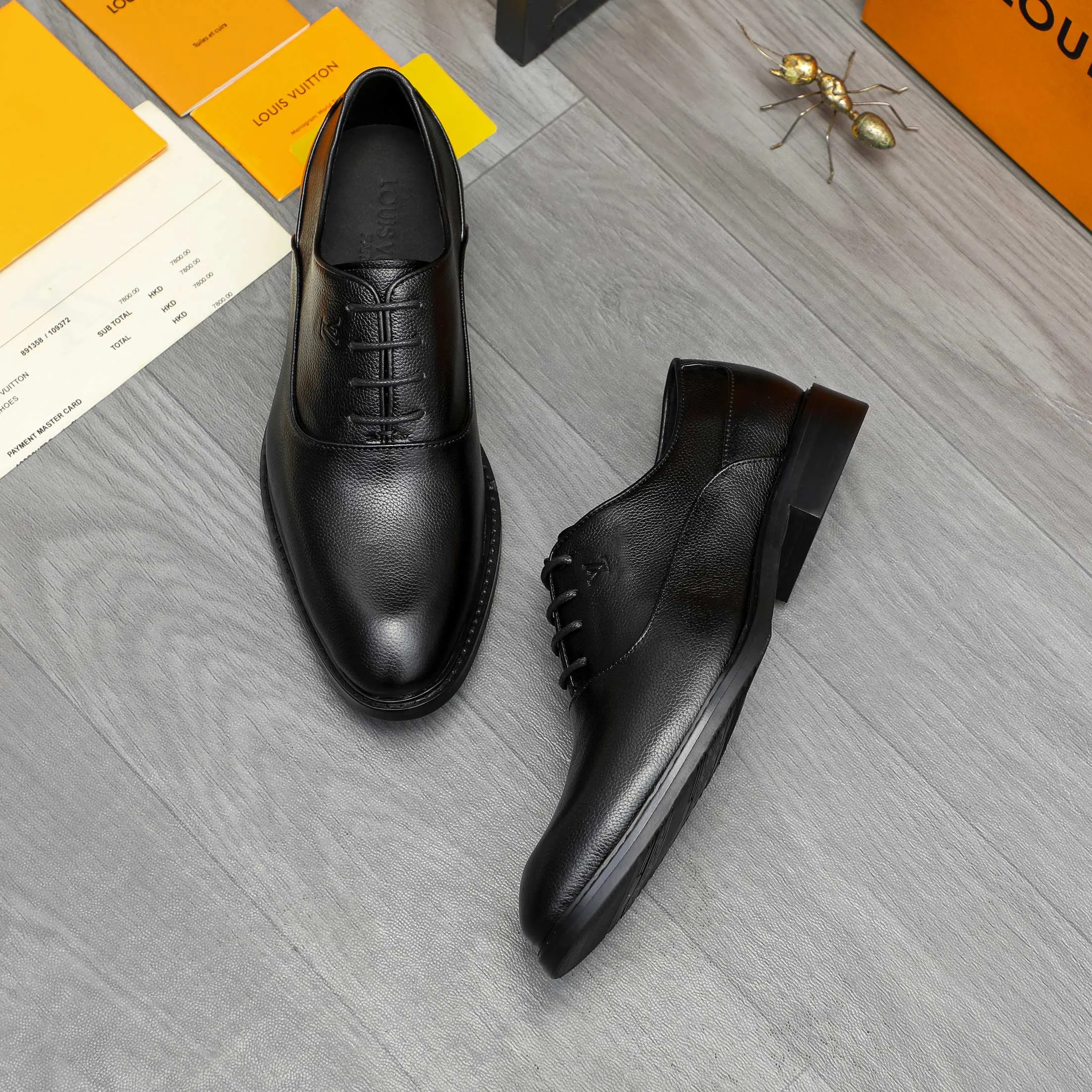 Men's shoes 💰p460 Product trademark: LV (Louis Vuitton) business lace-up formal leather shoes Regular size: 39-44 (38.45 custom-made, non-returnable) Product materials: Selected high-quality pebbled cowhide upper, cowhide lining, original rubber outsole